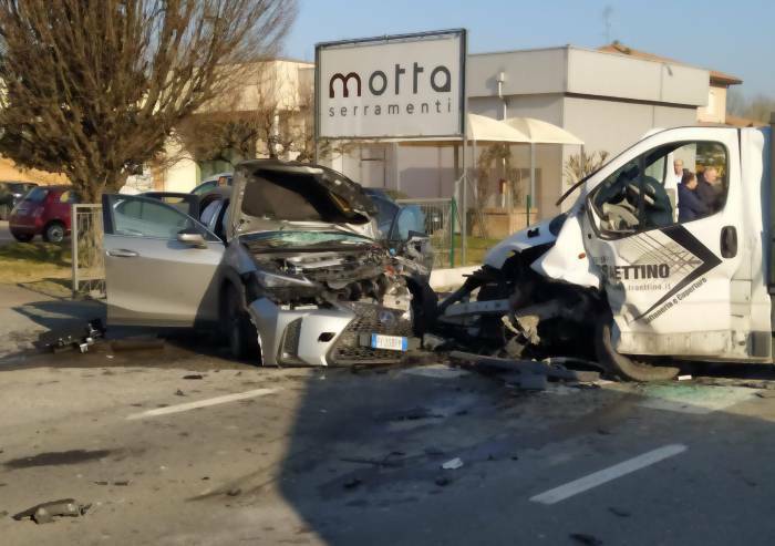 Cavezzo, Col Furgone Contro Un'auto: Muore Conducente - La Provincia ...